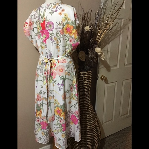 4th sale - Beautiful Dress - Picture 4 of 5